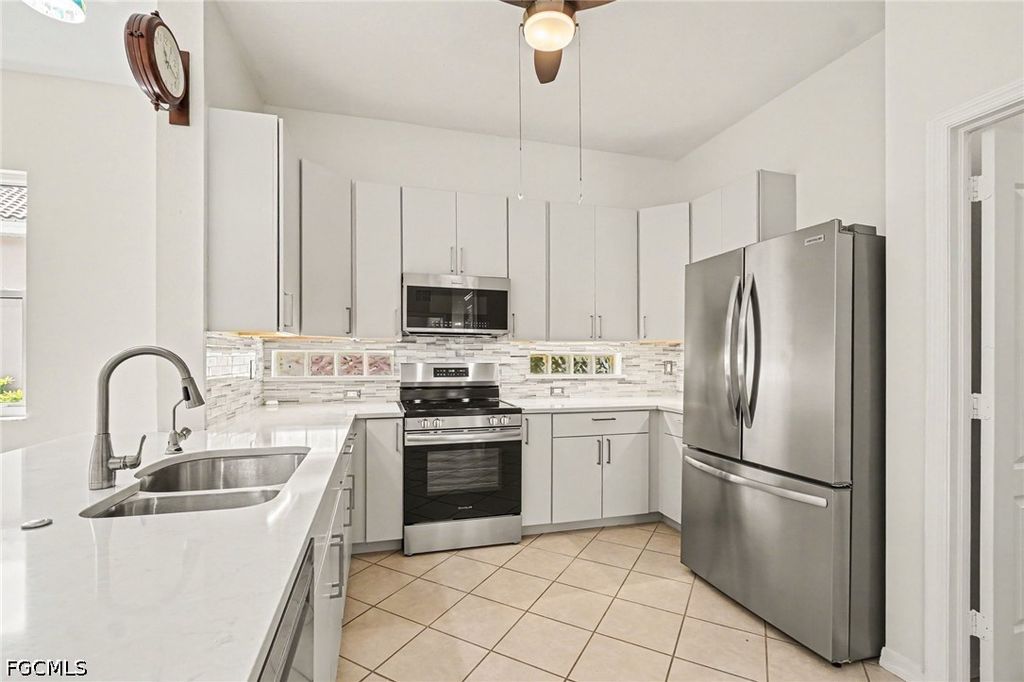 Image 9 of property listing at 2549 Deerfield Lake CT, Cape Coral, FL 33909