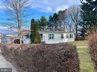 27 E BROADWAY, Etters, PA 17319
