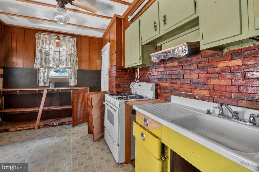 Image 16 of property listing at 3400 PARKINGTON AVE, Baltimore, MD 21215