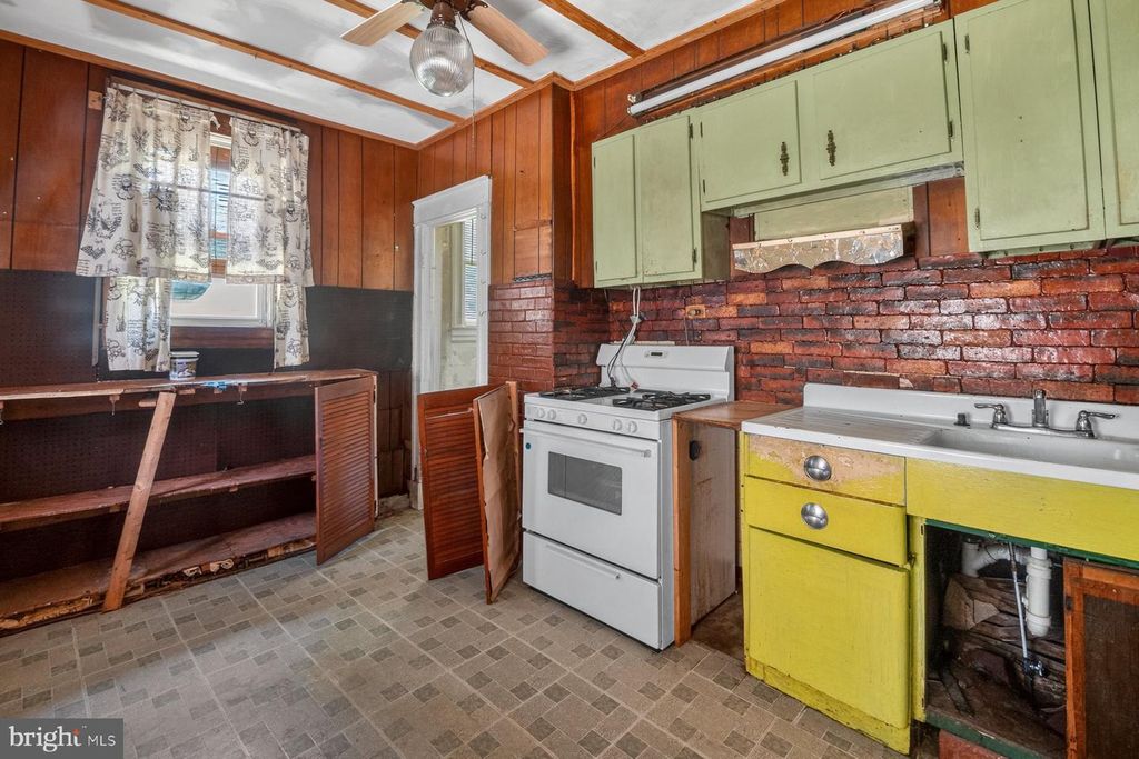 Image 34 of property listing at 3400 PARKINGTON AVE, Baltimore, MD 21215