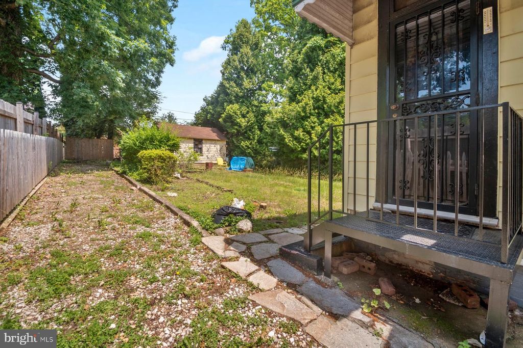 Image 4 of property listing at 3400 PARKINGTON AVE, Baltimore, MD 21215