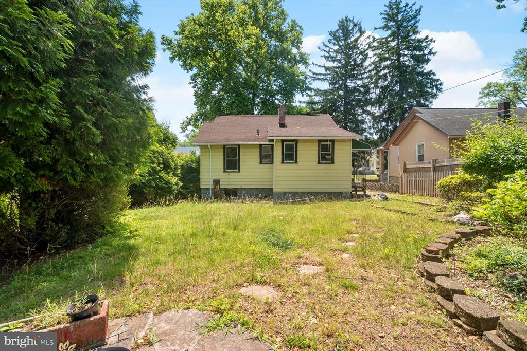 Image 6 of property listing at 3400 PARKINGTON AVE, Baltimore, MD 21215