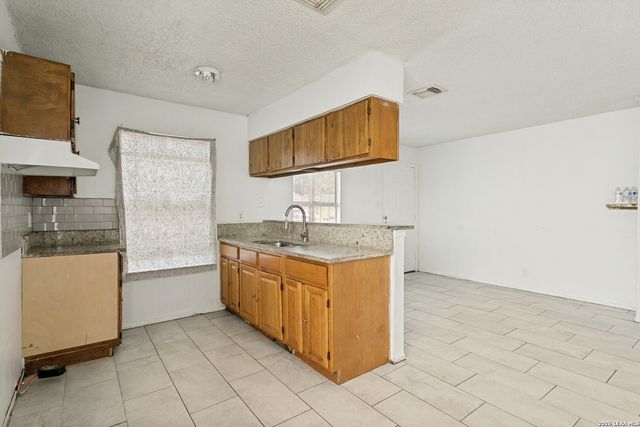 3414 GATEWAY DR, San Antonio, TX 78210