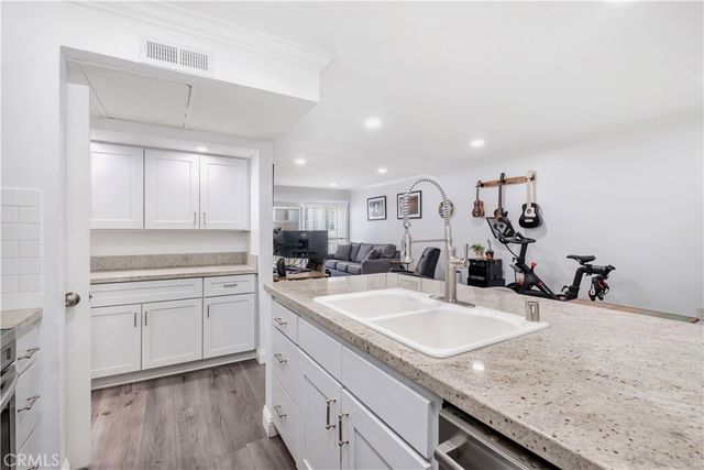 5257 Radford Avenue 208, Valley Village, CA 91607