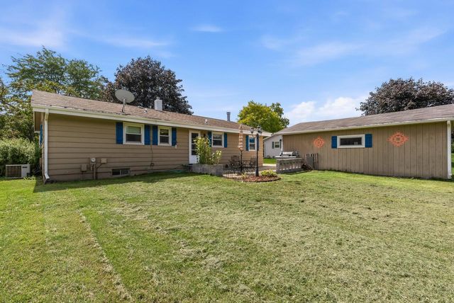 624 Deer Pass ROAD, Saukville, WI 53080
