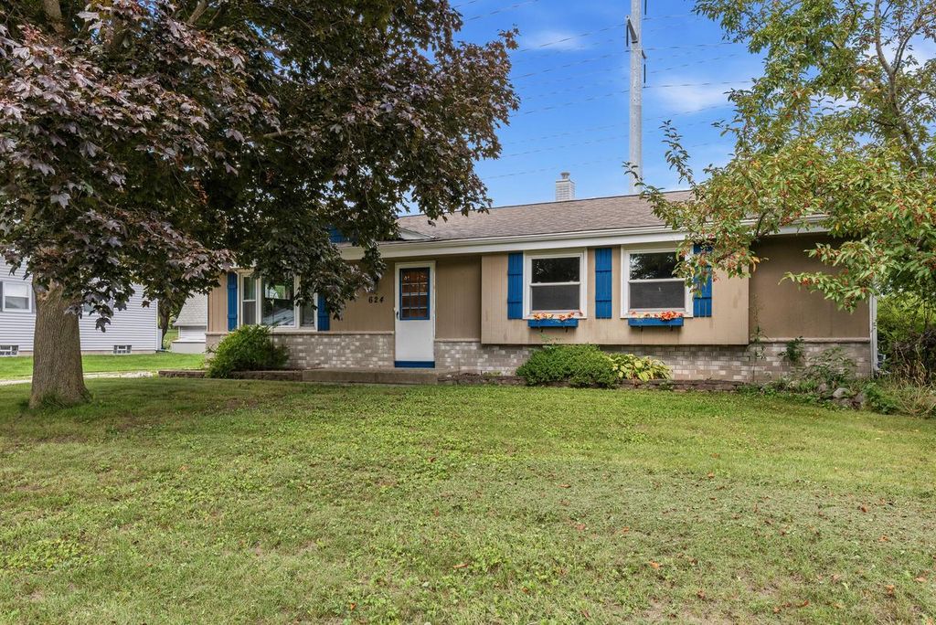 624 Deer Pass ROAD, Saukville, WI 53080
