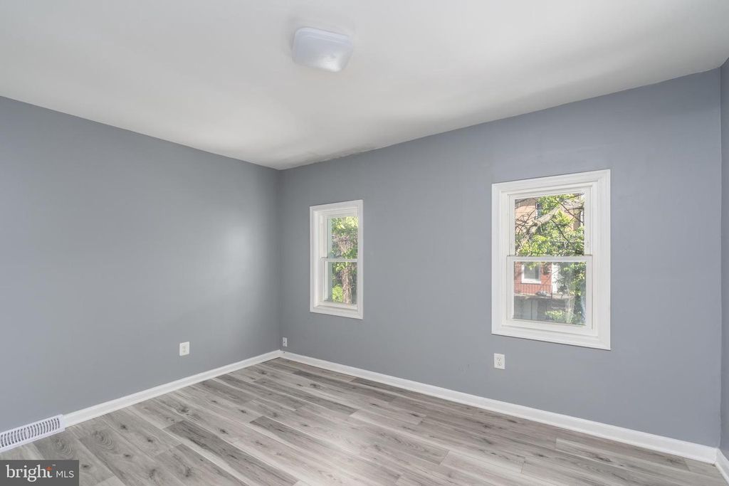 Image 6 of property listing at 2646 LAURETTA AVE, Baltimore, MD 21223