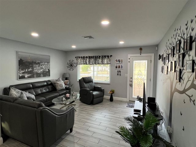 9328 FOREST HILLS, Tampa, FL 33612