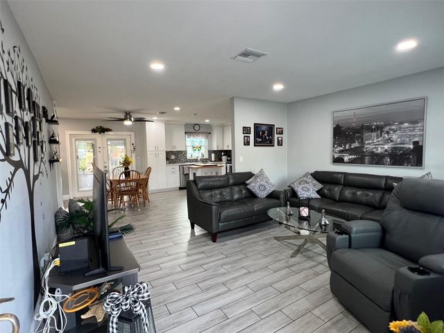 9328 FOREST HILLS, Tampa, FL 33612