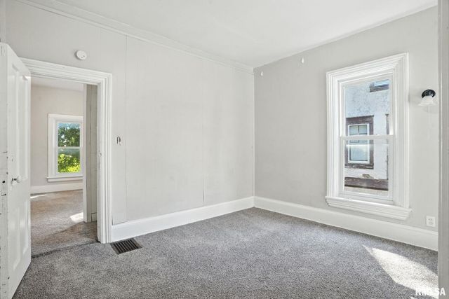 325 KIRKWOOD Boulevard, Davenport, IA 52803