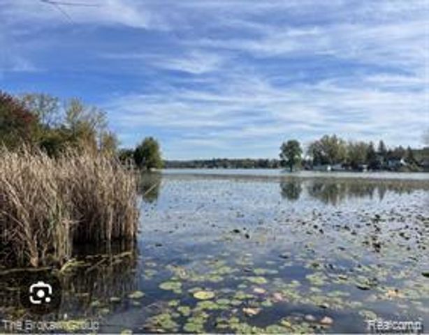 15451 Lakeview Park Drive, Fenton, MI 48423