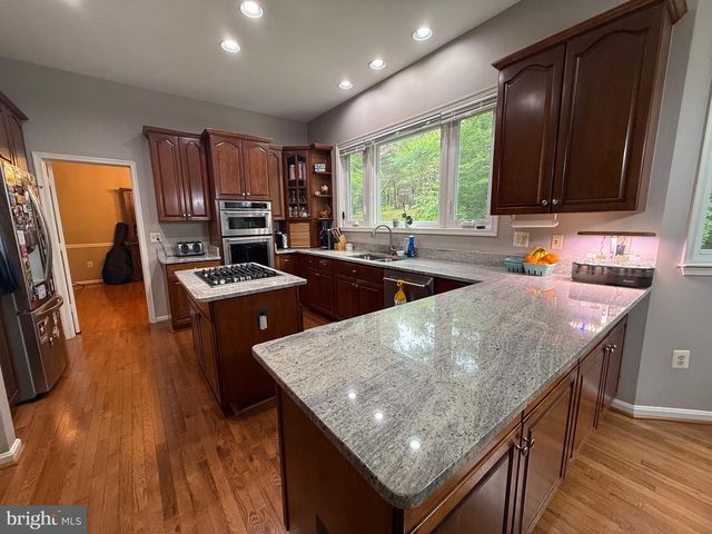 10004 MANOR PL, Fairfax, VA 22032