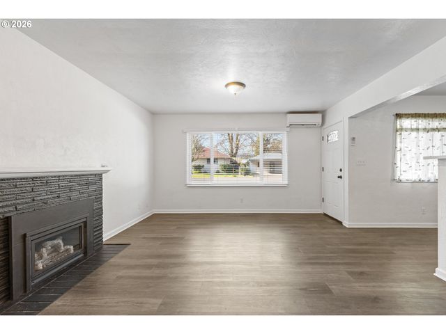 169 W HAZEL St, Roseburg, OR 97471