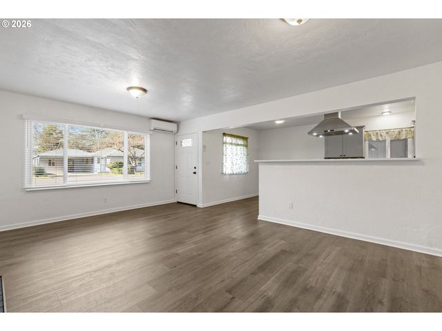 169 W HAZEL St, Roseburg, OR 97471