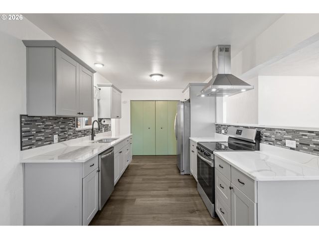 169 W HAZEL St, Roseburg, OR 97471