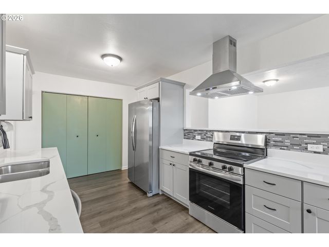 169 W HAZEL St, Roseburg, OR 97471