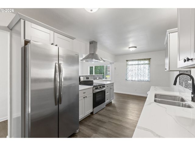 169 W HAZEL St, Roseburg, OR 97471