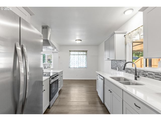 169 W HAZEL St, Roseburg, OR 97471