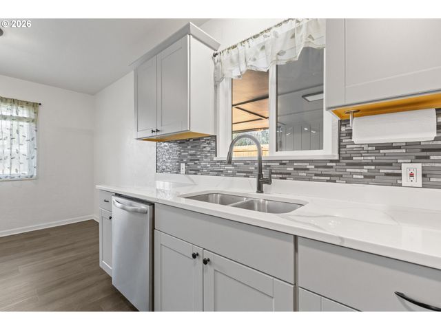 169 W HAZEL St, Roseburg, OR 97471