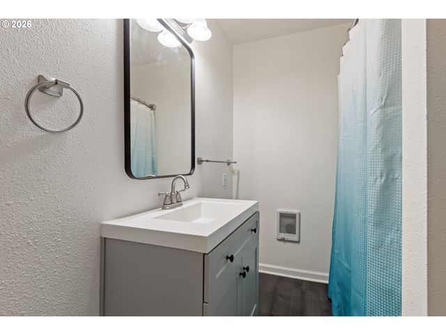 169 W HAZEL St, Roseburg, OR 97471