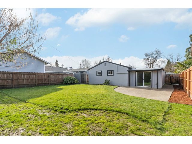 169 W HAZEL St, Roseburg, OR 97471