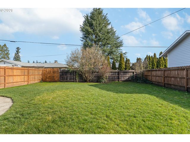 169 W HAZEL St, Roseburg, OR 97471