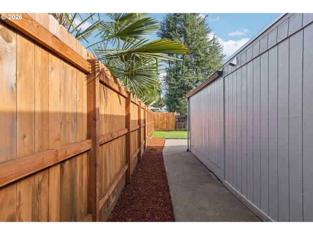 169 W HAZEL St, Roseburg, OR 97471