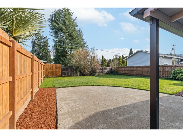 169 W HAZEL St, Roseburg, OR 97471