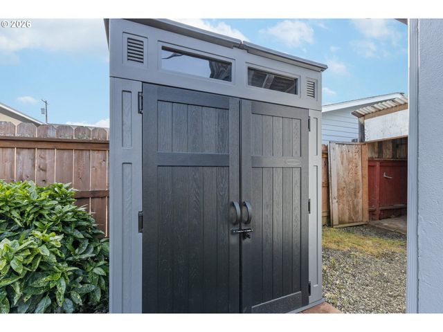 169 W HAZEL St, Roseburg, OR 97471