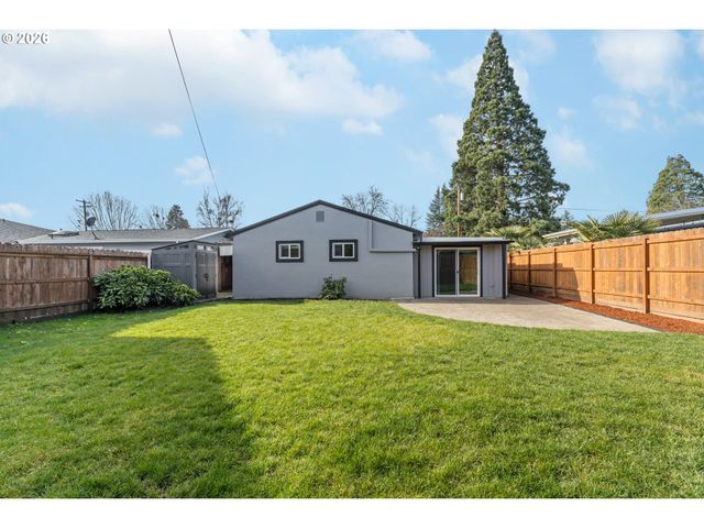 169 W HAZEL St, Roseburg, OR 97471