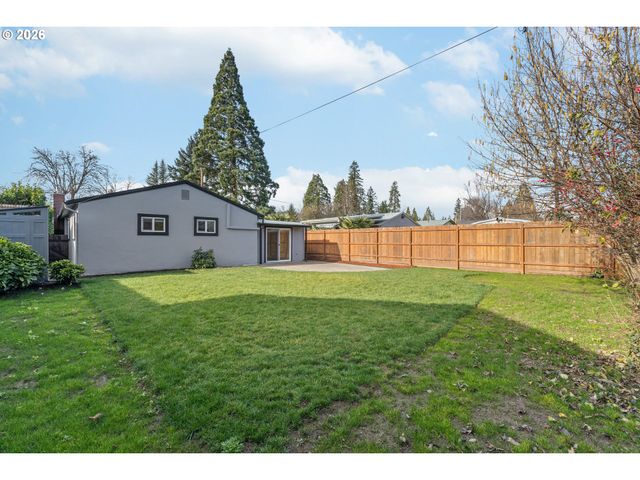 169 W HAZEL St, Roseburg, OR 97471