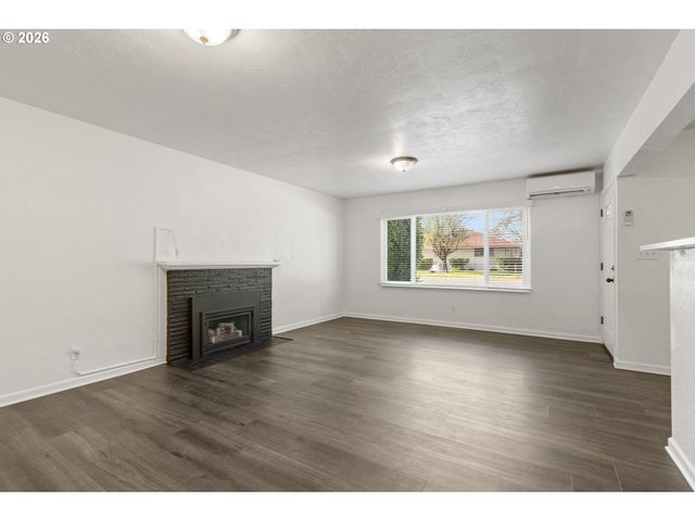 169 W HAZEL St, Roseburg, OR 97471