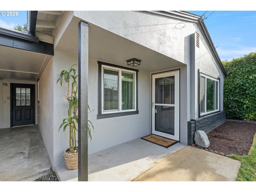 169 W HAZEL St, Roseburg, OR 97471