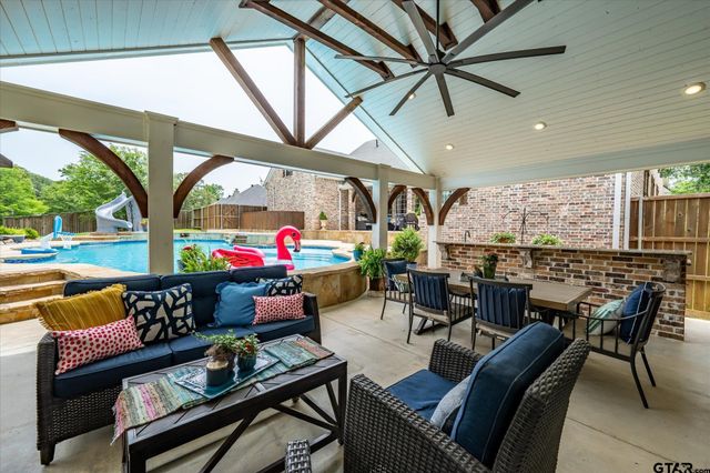 523 Southcreek Drive, Chandler, TX 75758