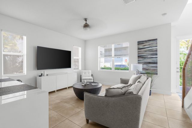 405 NE 35TH Court 2, Oakland Park, FL 33334