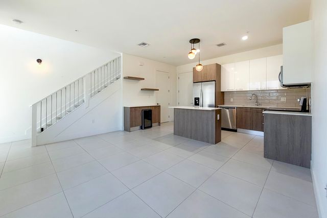 405 NE 35TH Court 2, Oakland Park, FL 33334