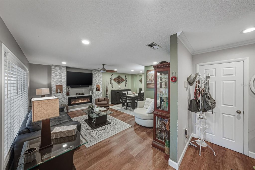 Image 13 of property listing at 405 LAKE NED ROAD, Winter Haven, FL 33884