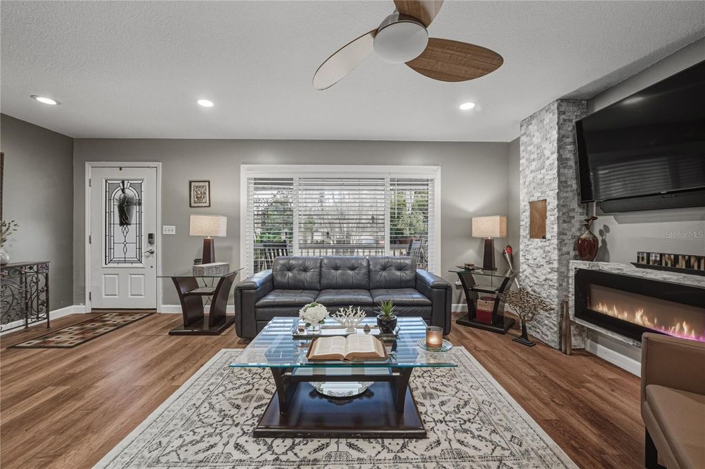 Image 15 of property listing at 405 LAKE NED ROAD, Winter Haven, FL 33884