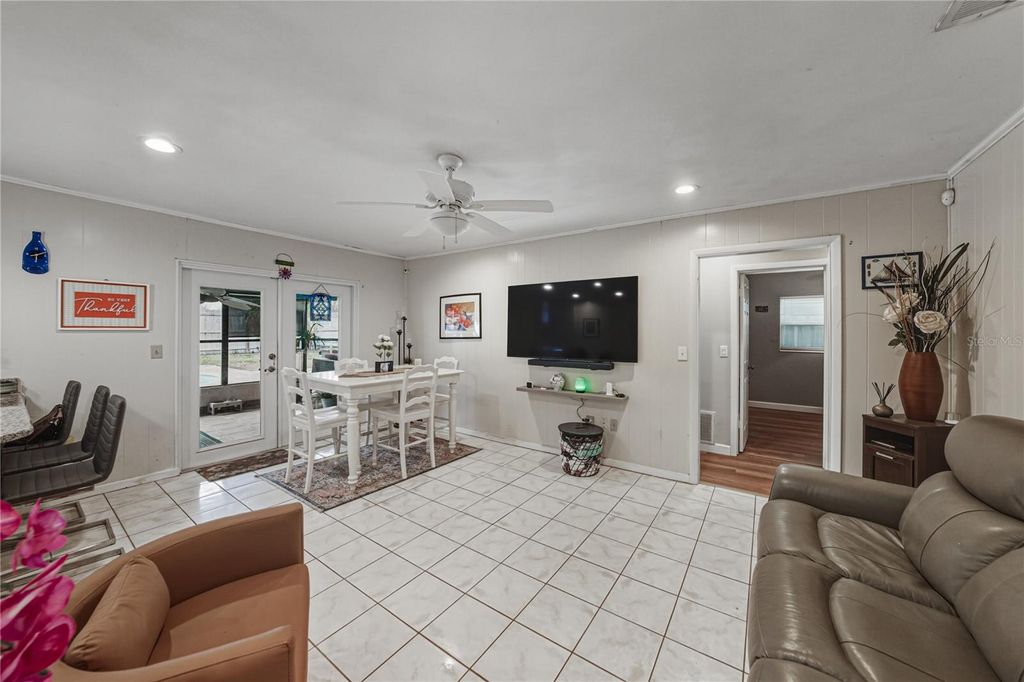 Image 21 of property listing at 405 LAKE NED ROAD, Winter Haven, FL 33884