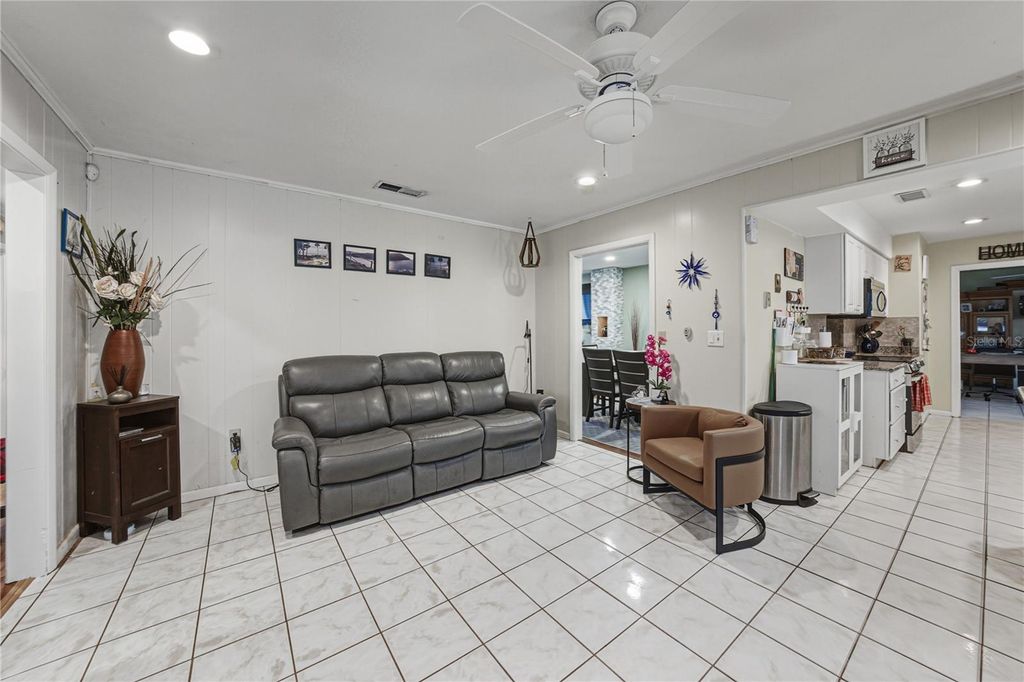 Image 23 of property listing at 405 LAKE NED ROAD, Winter Haven, FL 33884