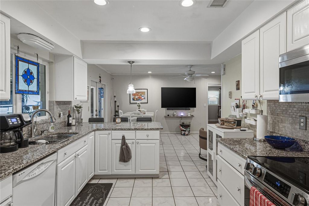 Image 30 of property listing at 405 LAKE NED ROAD, Winter Haven, FL 33884