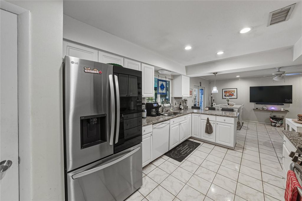 Image 31 of property listing at 405 LAKE NED ROAD, Winter Haven, FL 33884