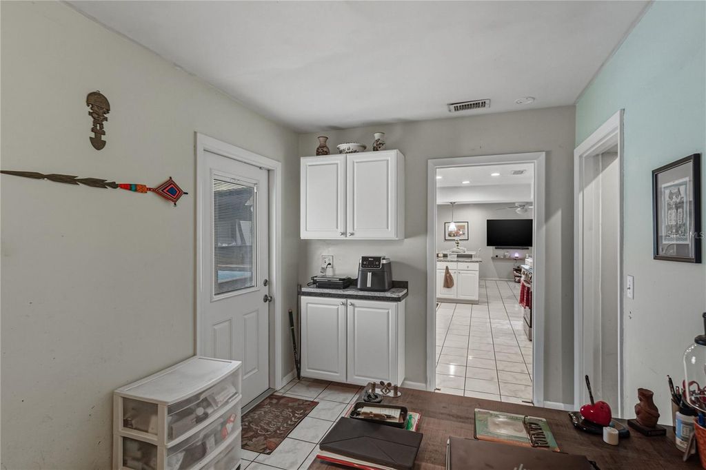 Image 33 of property listing at 405 LAKE NED ROAD, Winter Haven, FL 33884