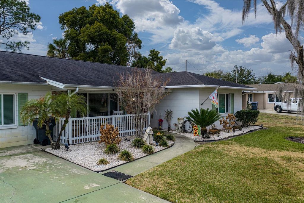 Image 5 of property listing at 405 LAKE NED ROAD, Winter Haven, FL 33884