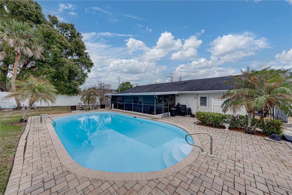 Image 59 of property listing at 405 LAKE NED ROAD, Winter Haven, FL 33884