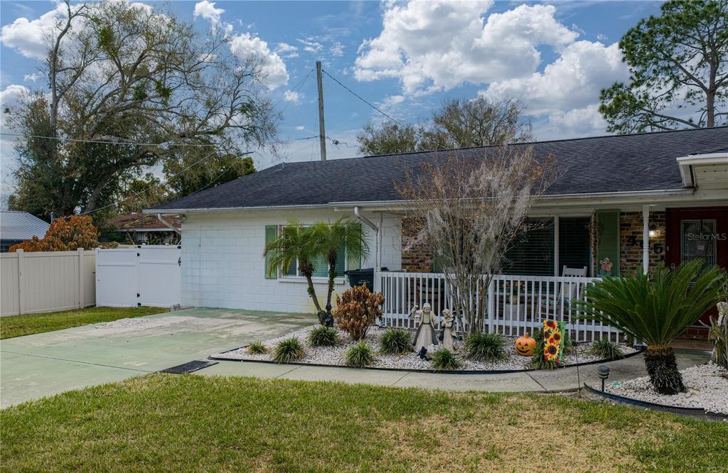 Image 8 of property listing at 405 LAKE NED ROAD, Winter Haven, FL 33884