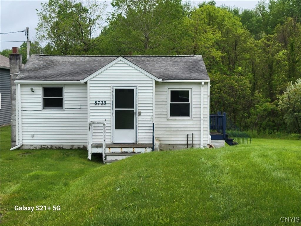 8723 East Mud Lake Road, Lysander, NY 13027