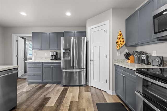 3517 GRAYSON DR, Burlington, ND 58722