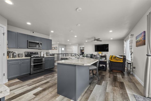 3517 GRAYSON DR, Burlington, ND 58722