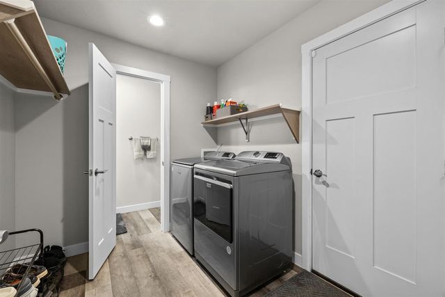 3517 GRAYSON DR, Burlington, ND 58722